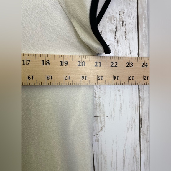 Banana Republic White Short Sleeve Blouse Size Large - Picture 5 of 6